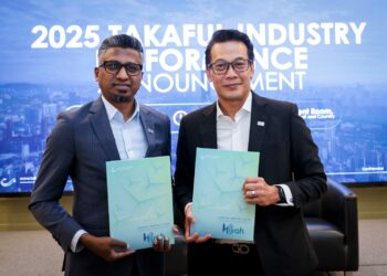 BORHANUDIN Samsudin (kiri) bersama Ketua Pegawai Eksekutif Persatuan Takaful Malaysia, Mohd Radzuan Mohamed menunjukkan buku laporan tahunan selepas mengadakan sidang media Pengumuman Prestasi Industri Takaful 2025 di Kuala Lumpur, semalam. - UTUSAN/IQBAL ROSLI