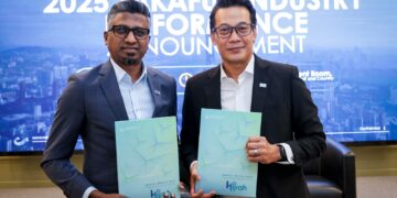 BORHANUDIN Samsudin (kiri) bersama Ketua Pegawai Eksekutif Persatuan Takaful Malaysia, Mohd Radzuan Mohamed menunjukkan buku laporan tahunan selepas mengadakan sidang media Pengumuman Prestasi Industri Takaful 2025 di Kuala Lumpur, semalam. - UTUSAN/IQBAL ROSLI