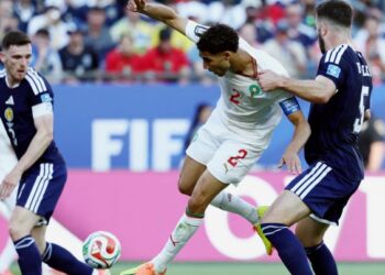 Tonggak pertahanan Maghribi, Achraf Hakimi (dua dari kanan) dikasari pemain Scotland, Grant Hanley dalam aksi Kumpulan Piala Dunia 2026 di Stadium Boston, semalam. - AFP