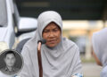 FATIMAH Ismail sugul ketika hadir ke Jabatan Forensik Hospital Sultanah Bahiyah untuk melihat jenazah anaknya, Norazmi Abu Bakar (gambar kecil) di Alor Setar, Kedah. - UTUSAN/ SHAHIR NOORDIN