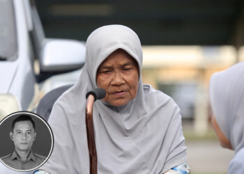 FATIMAH Ismail sugul ketika hadir ke Jabatan Forensik Hospital Sultanah Bahiyah untuk melihat jenazah anaknya, Norazmi Abu Bakar (gambar kecil) di Alor Setar, Kedah. - UTUSAN/ SHAHIR NOORDIN