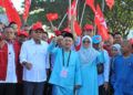 SAIFUDDIN NASUTION Ismail (dua kiri) mengiringi calon PH, Dr. Maszlee Malik pada Hari Penamaan Calon bagi kerusi DUN Puteri Wangsa di SMK Bandar Dato' Onn, Johor Bahru.