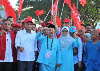 MASZLEE Malek diiringi Saifuddin Nasution Ismail, Amirudin Shari dan penyokongnya ke pusat penamaan calon.-PIX/RAJA JAAFAR ALI 