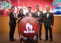 KELVIN Lee Chin Chuan (tengah) dan Pengarah Urusan Kumpulan, Chai Keng Wai (dua dari kanan) serta Pengarah Eksekutif merangkap Ketua Pegawai Kewangan, Louis Tan Say Kuan (kanan sekali) semasa merasmikan pelancaran Kempen Matrix 30A HOME Rush hari ini.