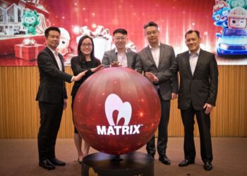 KELVIN Lee Chin Chuan (tengah) dan Pengarah Urusan Kumpulan, Chai Keng Wai (dua dari kanan) serta Pengarah Eksekutif merangkap Ketua Pegawai Kewangan, Louis Tan Say Kuan (kanan sekali) semasa merasmikan pelancaran Kempen Matrix 30A HOME Rush hari ini.