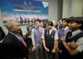 DATUK Seri Lee Tian Hock bersama pelajar dalam Majlis Pelancaran Program Biasiswa Kecemerlangan LTH.