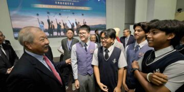 DATUK Seri Lee Tian Hock bersama pelajar dalam Majlis Pelancaran Program Biasiswa Kecemerlangan LTH.