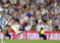 Lionel Messi menjaringkan satu gol selepas dibawa masuk dalam aksi persahabatan Argentina menentang Iceland di Stadium Jordan-Hare, Auburn, Alabama, kelmarin. - AFP