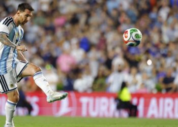 Lionel Messi menjaringkan satu gol selepas dibawa masuk dalam aksi persahabatan Argentina menentang Iceland di Stadium Jordan-Hare, Auburn, Alabama, kelmarin. - AFP