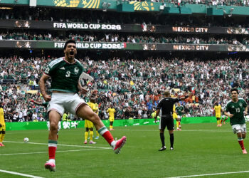 PENYERANG Berpengalaman, Raul Jimenez akan mengetuai jentera serangan menjelang aksi pusingan ke-32 menentang Ecuador di Stadium Mexico City, awal pagi esok.-AFP