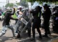 PENUNJUK Perasaan bertempur dengan polis di luar stadium di Mexico City pada hari pembukaan Piala Dunia FIFA 2026.-AFP