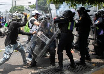 PENUNJUK Perasaan bertempur dengan polis di luar stadium di Mexico City pada hari pembukaan Piala Dunia FIFA 2026.-AFP