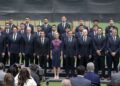 Presiden Mexico,  Claudia Sheinbaum bergambar bersama skuad kebangsaan Mexco semasa upacara penyerahan bendera negara itu menjelang Pial Dunia 2026 di  Mexico City. - AFP