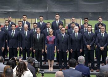 Presiden Mexico,  Claudia Sheinbaum bergambar bersama skuad kebangsaan Mexco semasa upacara penyerahan bendera negara itu menjelang Pial Dunia 2026 di  Mexico City. - AFP