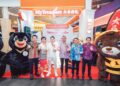 ALANN Tan (ketiga dari kiri) bersama Ketua Pengarah Tourism Malaysia, Mohd Amirul Rizal bin Abdul Rahim, (ketiga dari kanan) selepas majlis perasmian pembukaan rasmi MyTreasure di Lapangan Terbang Antarabangsa Kuala Lumpur (KLIA) Terminal 2 (KLIA2).