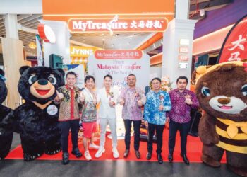 ALANN Tan (ketiga dari kiri) bersama Ketua Pengarah Tourism Malaysia, Mohd Amirul Rizal bin Abdul Rahim, (ketiga dari kanan) selepas majlis perasmian pembukaan rasmi MyTreasure di Lapangan Terbang Antarabangsa Kuala Lumpur (KLIA) Terminal 2 (KLIA2).