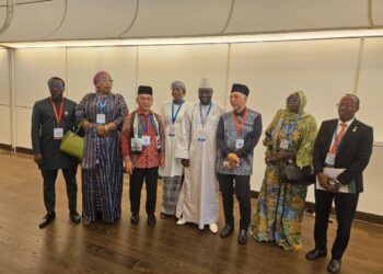 MOHD. Na'im Mokhtar bersama para delagasi negara anggota OIC semasa persidangan PUIC di Baku, Azerbaijan.