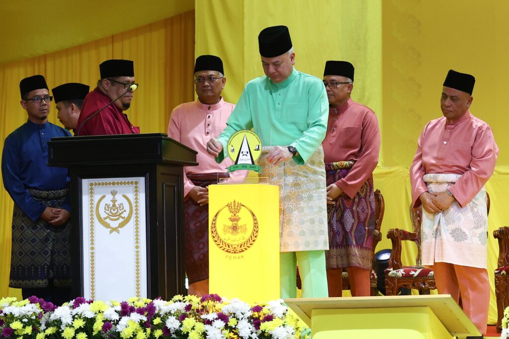 Sultan Nazrin rasmi Sekolah Menengah Tahfiz Darul 