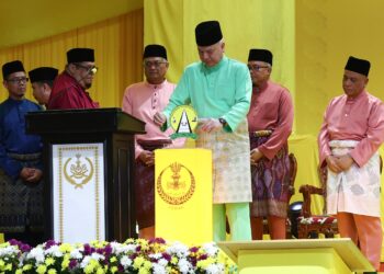 SULTAN Nazrin Muizzuddin Shah pada majlis perasmian Sekolah Menengah Tahfiz Darul Ridzuan (SMTDR) Lenggong di Kampung Tersusun Bukit Sapi di Lenggong hari ini.