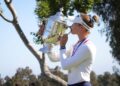 PEMAIN golf No. 1 dunia dari Amerika Syarikat, Nelly Korda bergambar bersama Trofi Harton S. Semple selepas muncul juara Terbuka Wanita Amerika Syarikat 2026 di Riviera Country Club, hari ini. -AFP