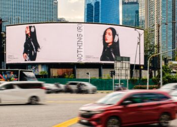 Wajah penyanyi antarabangsa, Charli xcx muncul di layar skrin digital di Bukit Bintang, Kuala Lumpur