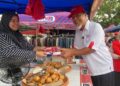 NAJIB Lep bertemu orang ramai semasa berkempen di kawasan DUN Bukit Pasir.