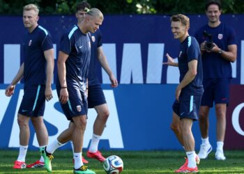 ERLING Haaland, bersedia mengemudi jentera serangan Norway menjelang aksi pusingan ke-32 Piala Dunia menentang Ivory Coast , awal pagi esok.-AFP