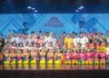 SESI bergambar bersama barisan penari dan tenaga produksi Panggung Seni Tradisional 2026 yang berlangsung di MaTiC Kuala Lumpur, kelmarin. – UTUSAN/SYAKIR RADIN