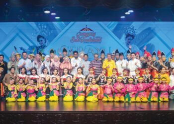 SESI bergambar bersama barisan penari dan tenaga produksi Panggung Seni Tradisional 2026 yang berlangsung di MaTiC Kuala Lumpur, kelmarin. – UTUSAN/SYAKIR RADIN