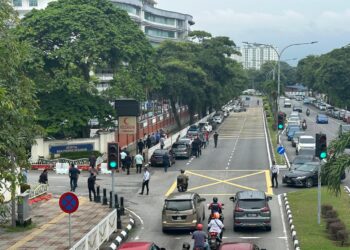 KEADAAN kenderaan pelawat HRPB yang diparkir di tepi jalan di Jalan Raja Ashman Shah di Ipoh. - UTUSAN/ LIYANA RAMLI