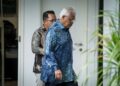 HAMZAH Zainudin ketika tiba pada sidang akhbar di sebuah rumah di Jalan Langgak Tunku, Bukit Tunku.-UTUSAN/MUHAMAD IQBAL ROSLI
