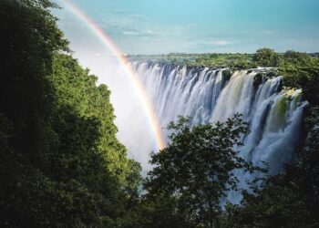 MOONBOW terbentuk apabila cahaya bulan yang terang dibiaskan melalui kabus dan menghasilkan kesan pelangi waktu malam yang jarang berlaku.
 – AGENSI