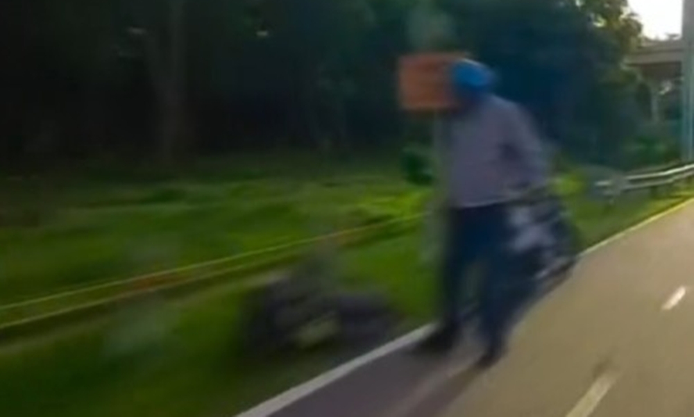 Penunggang motosikal ditetak di kepala, tangan