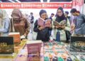 Sebahagian pengunjung meluangkan masa mencari bahan bacaan di Pesta Buku Antarabangsa Kuala Lumpur (PBAKL) 2026 di Pusat Dagangan Dunia (WTC) baru-baru ini. – MINGGUAN/ AMIR KHALID