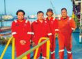 MOHD. Fariduddin Mohd. Jainuddin (dua kanan) dan Lokman Yahaya (kanan) bersama rakan-rakan di atas kapal MV Berkat Tuah.