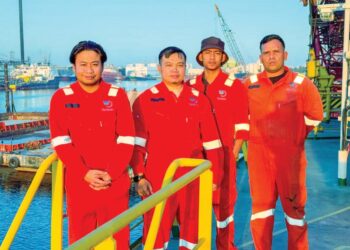 MOHD. Fariduddin Mohd. Jainuddin (dua kanan) dan Lokman Yahaya (kanan) bersama rakan-rakan di atas kapal MV Berkat Tuah.