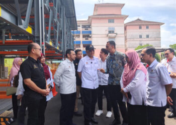 Dzulkefly Ahmad diberi taklimat mengenai projek pembinaan Blok Wanita dan Kanak-Kanak (WCC) di Hospital Melaka hari ini.