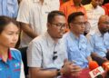 MUHAMMAD Izuan Ahmad Kasim (dua dari kiri) ketika ditemui di Kangar, Perlis semalam. - UTUSAN/MOHD. HAFIZ ABD. MUTALIB