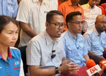 MUHAMMAD Izuan Ahmad Kasim (dua dari kiri) ketika ditemui di Kangar, Perlis semalam. - UTUSAN/MOHD. HAFIZ ABD. MUTALIB