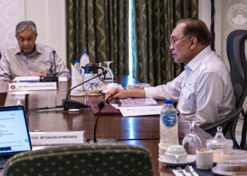 ANWAR Ibrahim mempengerusikan Mesyuarat Jawatankuasa Keselamatan Siber Negara di Perdana Putra, Putrajaya. PEJABAT PERDANA MENTERI