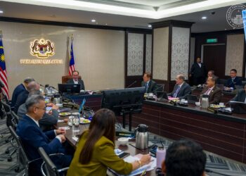 ANWAR Ibrahim mempengerusikan mesyuarat bersama Ketua-Ketua dan Menteri-Menteri Besar di Bangunan Parlimen Malaysia, Kuala Lumpur. PEJABAT PERDANA MENTERI