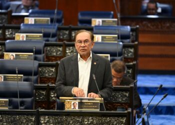 ANWAR IBRAHIM ketika sesi soal jawab sidang Dewan Rak­yat, semalam.