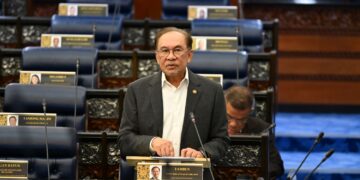 ANWAR IBRAHIM ketika sesi soal jawab sidang Dewan Rakyat, semalam.