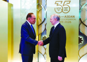 ANWAR Ibrahim bersalaman dengan Vladimir Putin semasa Majlis Makan Malam Gala Sidang Kemuncak Russia-ASEAN Ke-35 di Kazan, Russia. – PEJABAT PERDANA MENTERI