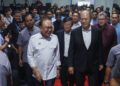 ANWAR Ibrahim diiringi Ketua Menteri Pulau Pinang, Chow Kon Yeow (tiga dari kanan) ketika hadir pada Majlis Perasmian Kilang MKS Inc. Super Center di Taman Teknologi Bandar Cassia, Batu Kawan, Pulau Pinang. - UTUSAN/DANIAL SAAD