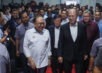 ANWAR Ibrahim diiringi Ketua Menteri Pulau Pinang, Chow Kon Yeow (tiga dari kanan) ketika hadir pada Majlis Perasmian Kilang MKS Inc. Super Center di Taman Teknologi Bandar Cassia, Batu Kawan, Pulau Pinang. - UTUSAN/DANIAL SAAD