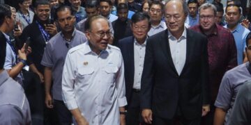 ANWAR Ibrahim diiringi Ketua Menteri Pulau Pinang, Chow Kon Yeow (tiga dari kanan) ketika hadir pada Majlis Perasmian Kilang MKS Inc. Super Center di Taman Teknologi Bandar Cassia, Batu Kawan, Pulau Pinang. - UTUSAN/DANIAL SAAD