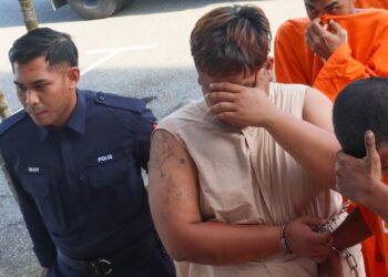 LELAKI yang tular kerana memandu dalam keadaan berbahaya di sekitar Seberang Jaya dibawa ke Mahkamah Majistret Bukit Mertajam, Pulau Pinang.-UTUSAN/DANIAL SAAD