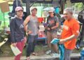 MUZAFAR Mohamad (kanan) bersama beberapa malim gunung yang menyertai operasi mencari pendaki wanita yang hilang di Gunung Batu Putih di Tapah semalam. - UTUSAN/AIN SAFRE BIDIN
