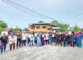 PENDUDUK Kampung Batu 6 ,Kampung Glouster Jalan Changkat Jong di Teluk Intan mengadakan perhimpunan bagi merayu arahan untuk berpindah ditangguhkan. – UTUSAN/AIN SAFRE BIDIN